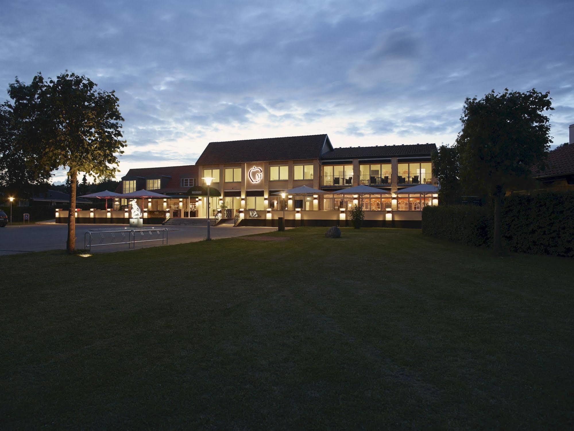 Molskroen Strandhotel エーベルトフト エクステリア 写真